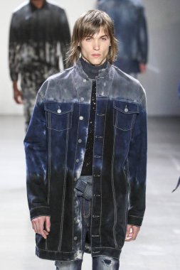 New York, Ny - 12 Şubat: Model Şubat'ta New York Moda Haftası sırasında John John defile için pist yürüyor 12, 2019 Nyc.