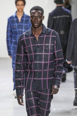 New York, Ny - 12 Şubat: Model Şubat'ta New York Moda Haftası sırasında John John defile için pist yürüyor 12, 2019 Nyc.