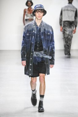 New York, Ny - 12 Şubat: Model Şubat'ta New York Moda Haftası sırasında John John defile için pist yürüyor 12, 2019 Nyc.