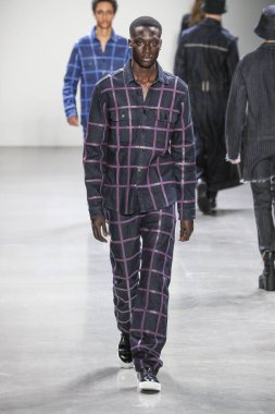 New York, Ny - 12 Şubat: Model Şubat'ta New York Moda Haftası sırasında John John defile için pist yürüyor 12, 2019 Nyc.