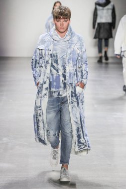New York, Ny - 12 Şubat: Model Şubat'ta New York Moda Haftası sırasında John John defile için pist yürüyor 12, 2019 Nyc.