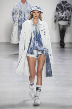 New York, Ny - 12 Şubat: Model Şubat'ta New York Moda Haftası sırasında John John defile için pist yürüyor 12, 2019 Nyc.