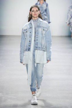 New York, Ny - 12 Şubat: Model Şubat'ta New York Moda Haftası sırasında John John defile için pist yürüyor 12, 2019 Nyc.