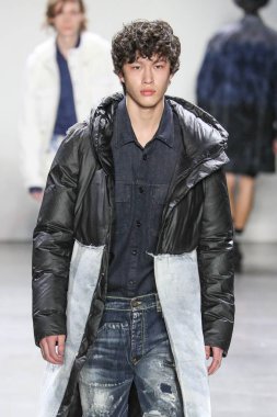 New York, Ny - 12 Şubat: Model Şubat'ta New York Moda Haftası sırasında John John defile için pist yürüyor 12, 2019 Nyc.