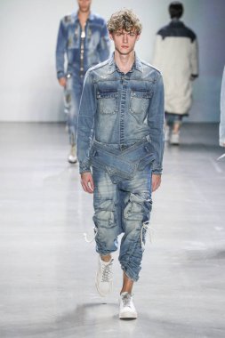 New York, Ny - 12 Şubat: Model Şubat'ta New York Moda Haftası sırasında John John defile için pist yürüyor 12, 2019 Nyc.