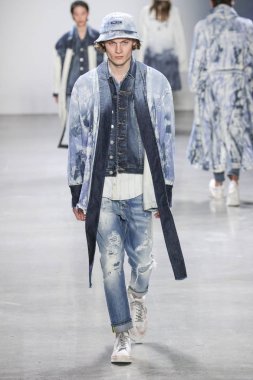 New York, Ny - 12 Şubat: Model Şubat'ta New York Moda Haftası sırasında John John defile için pist yürüyor 12, 2019 Nyc.
