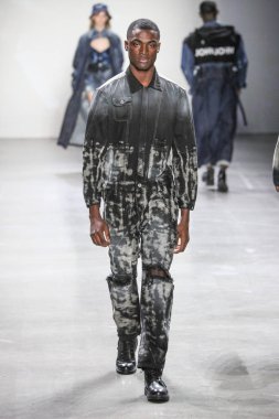 New York, Ny - 12 Şubat: Model Şubat'ta New York Moda Haftası sırasında John John defile için pist yürüyor 12, 2019 Nyc.