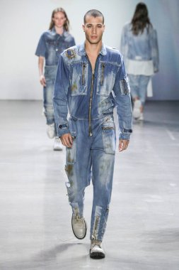 New York, Ny - 12 Şubat: Model Şubat'ta New York Moda Haftası sırasında John John defile için pist yürüyor 12, 2019 Nyc.