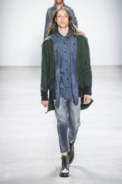 New York, Ny - 12 Şubat: Model Şubat'ta New York Moda Haftası sırasında John John defile için pist yürüyor 12, 2019 Nyc.