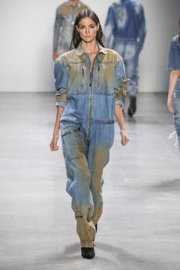 New York, Ny - 12 Şubat: Model Şubat'ta New York Moda Haftası sırasında John John defile için pist yürüyor 12, 2019 Nyc.