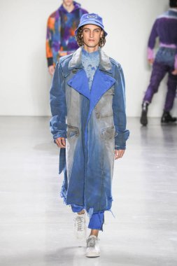 New York, Ny - 12 Şubat: Model Şubat'ta New York Moda Haftası sırasında John John defile için pist yürüyor 12, 2019 Nyc.