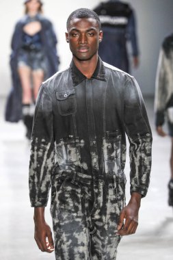 New York, Ny - 12 Şubat: Model Şubat'ta New York Moda Haftası sırasında John John defile için pist yürüyor 12, 2019 Nyc.