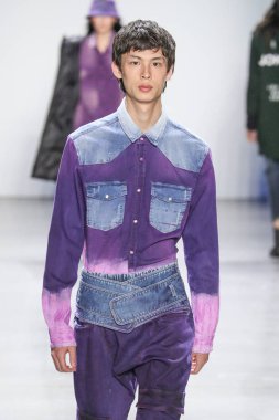 New York, Ny - 12 Şubat: Model Şubat'ta New York Moda Haftası sırasında John John defile için pist yürüyor 12, 2019 Nyc.