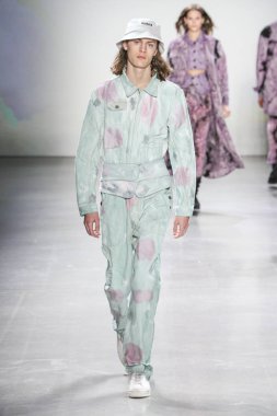 New York, Ny - 12 Şubat: Model Şubat'ta New York Moda Haftası sırasında John John defile için pist yürüyor 12, 2019 Nyc.