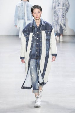 New York, Ny - 12 Şubat: Model Şubat'ta New York Moda Haftası sırasında John John defile için pist yürüyor 12, 2019 Nyc.