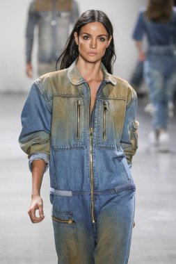 New York, Ny - 12 Şubat: Model Şubat'ta New York Moda Haftası sırasında John John defile için pist yürüyor 12, 2019 Nyc.