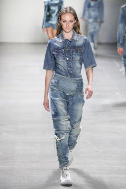 New York, Ny - 12 Şubat: Model Şubat'ta New York Moda Haftası sırasında John John defile için pist yürüyor 12, 2019 Nyc.