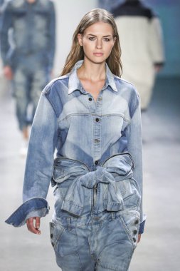 New York, Ny - 12 Şubat: Model Şubat'ta New York Moda Haftası sırasında John John defile için pist yürüyor 12, 2019 Nyc.