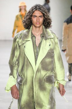 New York, Ny - 12 Şubat: Model Şubat'ta New York Moda Haftası sırasında John John defile için pist yürüyor 12, 2019 Nyc.