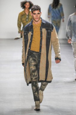 New York, Ny - 12 Şubat: Model Şubat'ta New York Moda Haftası sırasında John John defile için pist yürüyor 12, 2019 Nyc.