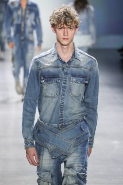 New York, Ny - 12 Şubat: Model Şubat'ta New York Moda Haftası sırasında John John defile için pist yürüyor 12, 2019 Nyc.