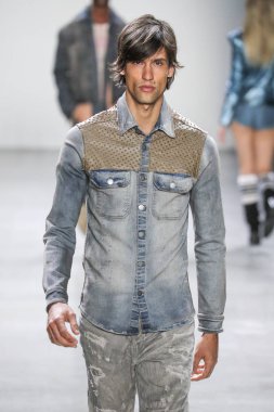 New York, Ny - 12 Şubat: Model Şubat'ta New York Moda Haftası sırasında John John defile için pist yürüyor 12, 2019 Nyc.