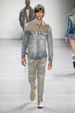 New York, Ny - 12 Şubat: Model Şubat'ta New York Moda Haftası sırasında John John defile için pist yürüyor 12, 2019 Nyc.