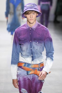 New York, Ny - 12 Şubat: Model Şubat'ta New York Moda Haftası sırasında John John defile için pist yürüyor 12, 2019 Nyc.