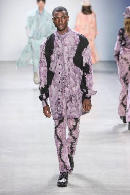 New York, Ny - 12 Şubat: Model Şubat'ta New York Moda Haftası sırasında John John defile için pist yürüyor 12, 2019 Nyc.