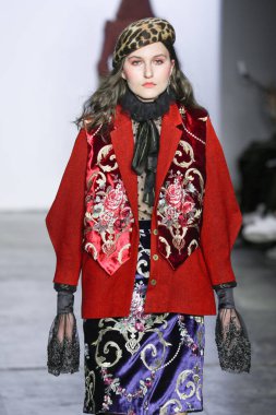 New York, Ny - 07 Şubat: Bir model New York Moda Haftası sırasında Jiri Kalfar defile için pist yürüyor: Şubat'ta Industria Studios Gösterir 7, 2019 Nyc