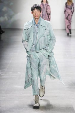 New York, Ny - 12 Şubat: Model Şubat'ta New York Moda Haftası sırasında John John defile için pist yürüyor 12, 2019 Nyc.