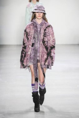 New York, Ny - 12 Şubat: Model Şubat'ta New York Moda Haftası sırasında John John defile için pist yürüyor 12, 2019 Nyc.