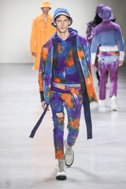 New York, Ny - 12 Şubat: Model Şubat'ta New York Moda Haftası sırasında John John defile için pist yürüyor 12, 2019 Nyc.