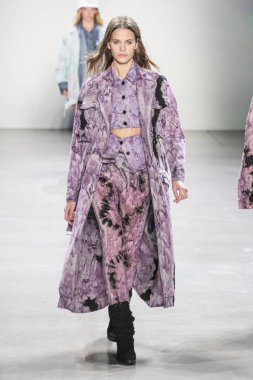 New York, Ny - 12 Şubat: Model Şubat'ta New York Moda Haftası sırasında John John defile için pist yürüyor 12, 2019 Nyc.