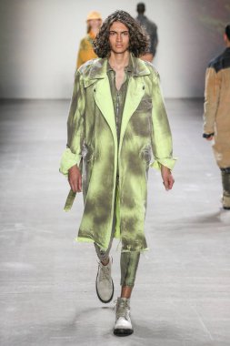 New York, Ny - 12 Şubat: Model Şubat'ta New York Moda Haftası sırasında John John defile için pist yürüyor 12, 2019 Nyc.