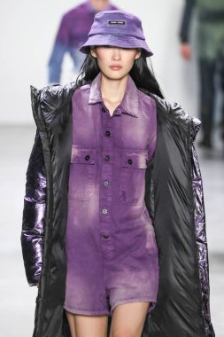 New York, Ny - 12 Şubat: Model Şubat'ta New York Moda Haftası sırasında John John defile için pist yürüyor 12, 2019 Nyc.