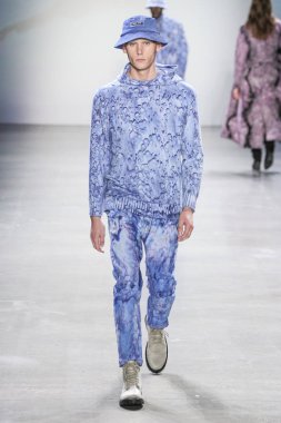 New York, Ny - 12 Şubat: Model Şubat'ta New York Moda Haftası sırasında John John defile için pist yürüyor 12, 2019 Nyc.