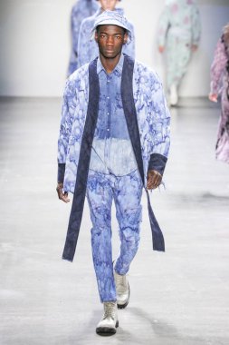 New York, Ny - 12 Şubat: Model Şubat'ta New York Moda Haftası sırasında John John defile için pist yürüyor 12, 2019 Nyc.