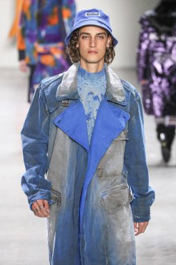 New York, Ny - 12 Şubat: Model Şubat'ta New York Moda Haftası sırasında John John defile için pist yürüyor 12, 2019 Nyc.