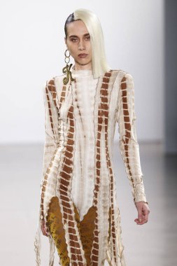 New York, Ny - Şubat 08: Bir model Nyfw sırasında Kim Shui defile için pist yürüyor: Şubat'ta Spring Studios Gallery Ii de Gösterir 8, 2019 Nyc