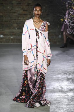 New York, Ny - 07 Şubat: Bir model New York Moda Haftası sırasında Jonathan Cohen defile için pist yürüyor: Şubat'ta Gösterir 7, 2019 Nyc