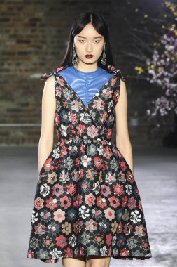 New York, Ny - 07 Şubat: Bir model New York Moda Haftası sırasında Jonathan Cohen defile için pist yürüyor: Şubat'ta Gösterir 7, 2019 Nyc