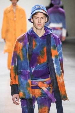 New York, Ny - 12 Şubat: Model Şubat'ta New York Moda Haftası sırasında John John defile için pist yürüyor 12, 2019 Nyc.