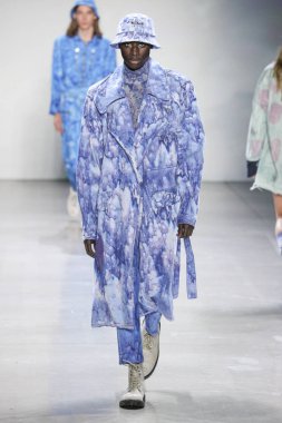 New York, Ny - 12 Şubat: Model Şubat'ta New York Moda Haftası sırasında John John defile için pist yürüyor 12, 2019 Nyc.