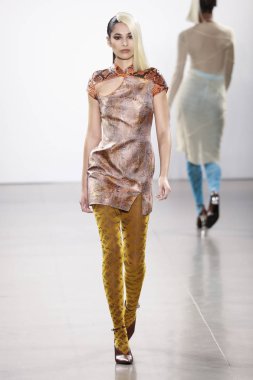 New York, Ny - Şubat 08: Bir model Nyfw sırasında Kim Shui defile için pist yürüyor: Şubat'ta Spring Studios Gallery Ii de Gösterir 8, 2019 Nyc