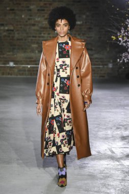 New York, Ny - 07 Şubat: Bir model New York Moda Haftası sırasında Jonathan Cohen defile için pist yürüyor: Şubat'ta Gösterir 7, 2019 Nyc