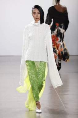 New York, Ny - Şubat 08: Bir model Nyfw sırasında Kim Shui defile için pist yürüyor: Şubat'ta Spring Studios Gallery Ii de Gösterir 8, 2019 Nyc