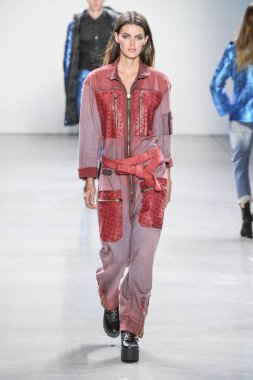 New York, Ny - 12 Şubat: Model Şubat'ta New York Moda Haftası sırasında John John defile için pist yürüyor 12, 2019 Nyc.