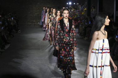 New York, Ny - 07 Şubat: Bir model New York Moda Haftası sırasında Jonathan Cohen defile için pist yürüyor: Şubat'ta Gösterir 7, 2019 Nyc