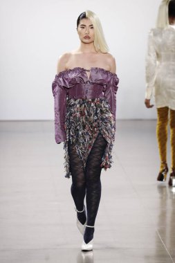 New York, Ny - Şubat 08: Bir model Nyfw sırasında Kim Shui defile için pist yürüyor: Şubat'ta Spring Studios Gallery Ii de Gösterir 8, 2019 Nyc